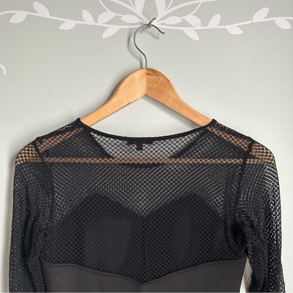 Lightweight Mesh Cut-Out Top from Dynamite in size M. - Picture 6 of 8